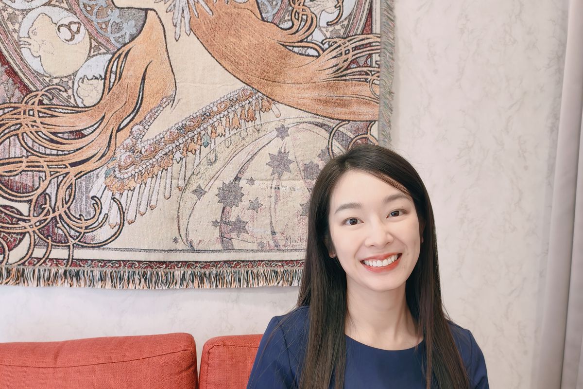 溫馨乾淨的工作室內,美容師正在與客人進行肌膚諮詢的側寫