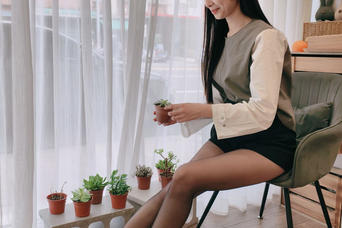 溫暖色調的木質桌面上擺放著保濕乳霜與柔軟的毛巾